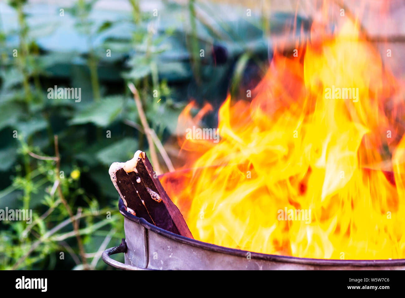 Das Ende Einer Riss Stuck Holz Kleben Von Einem Feuer In Einem