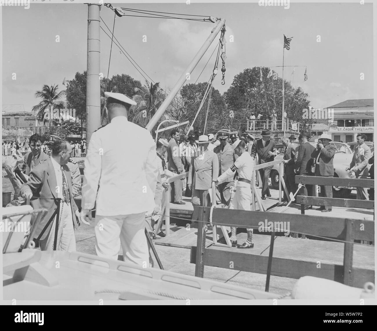 Foto von Präsident Truman die Rückkehr zu seiner Yacht, die U.S.S. WILLIAMSBURG, in Frederiksted Hafen bei seinem Besuch in St. Croix, Virgin Islands. Stockfoto