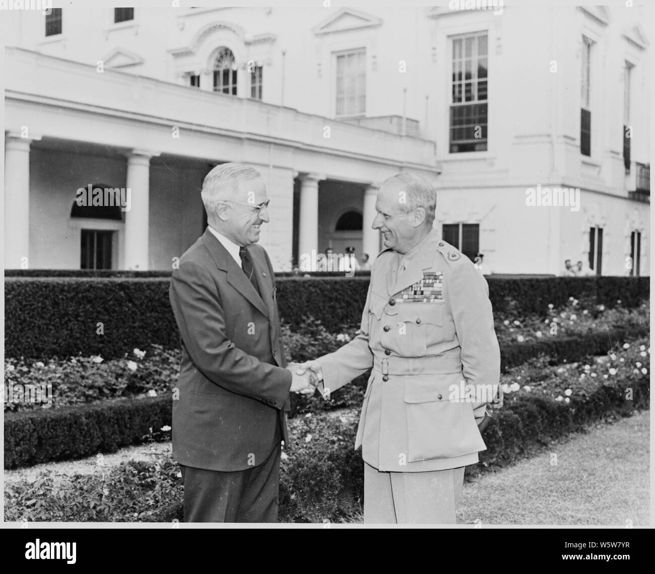 Foto von Präsident Truman Händeschütteln mit Feldmarschall Viscount Montgomery von Alamein (Bernard Montgomery), der Chef der Kaiserlichen Generalstab. Stockfoto
