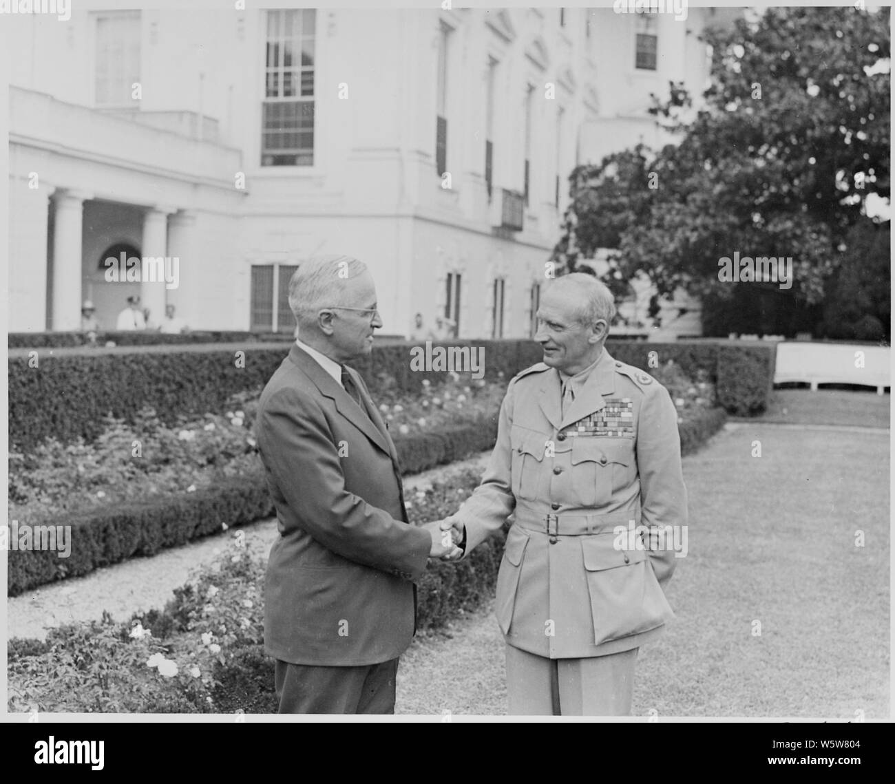 Foto von Präsident Truman Händeschütteln mit Feldmarschall Bernard Montgomery, Chef der Kaiserlichen Generalstab, auf dem Rasen des Weißen Hauses. Stockfoto