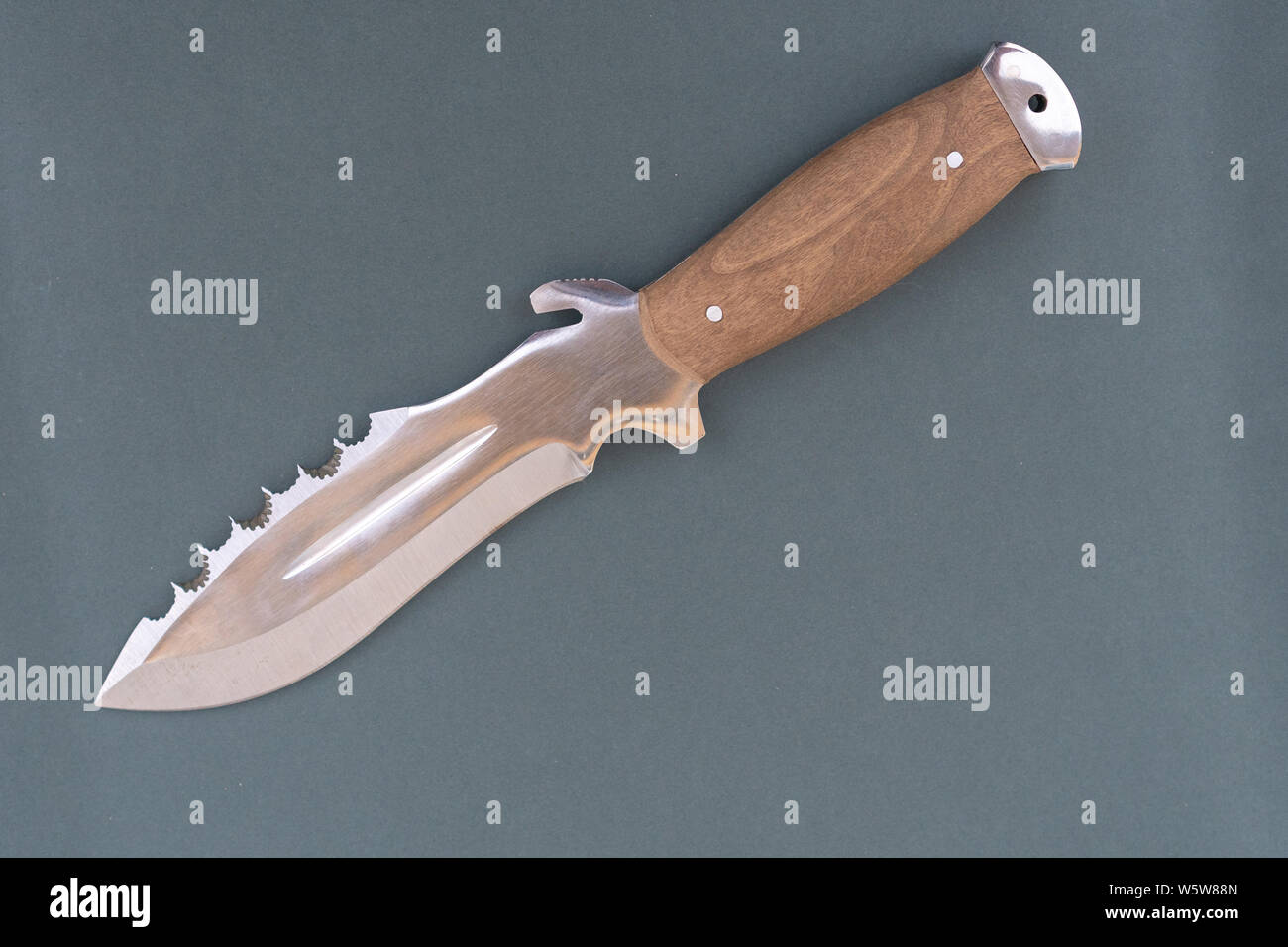 Braun Messer auf einem grauen Hintergrund. Messer schließen. Stockfoto