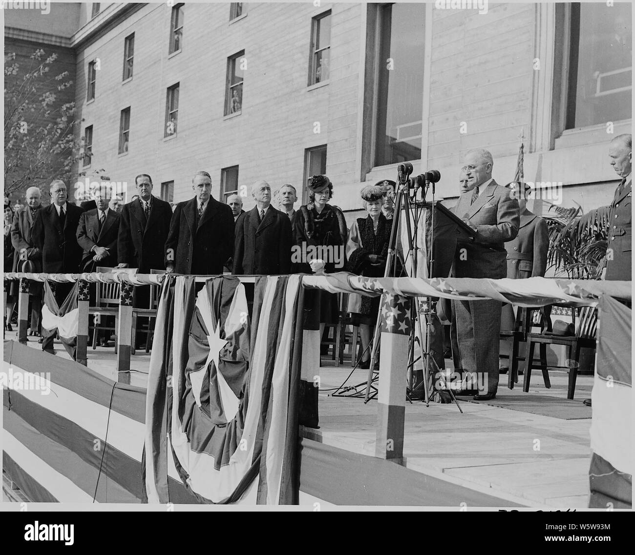 Foto von Präsident Truman sprechen in das Pentagon Hof während einer Zeremonie, bei der er eine Oak Leaf Cluster mit dem Distinguished Service Medal Der scheidende Generalstabschef, General George Marshall. Stockfoto