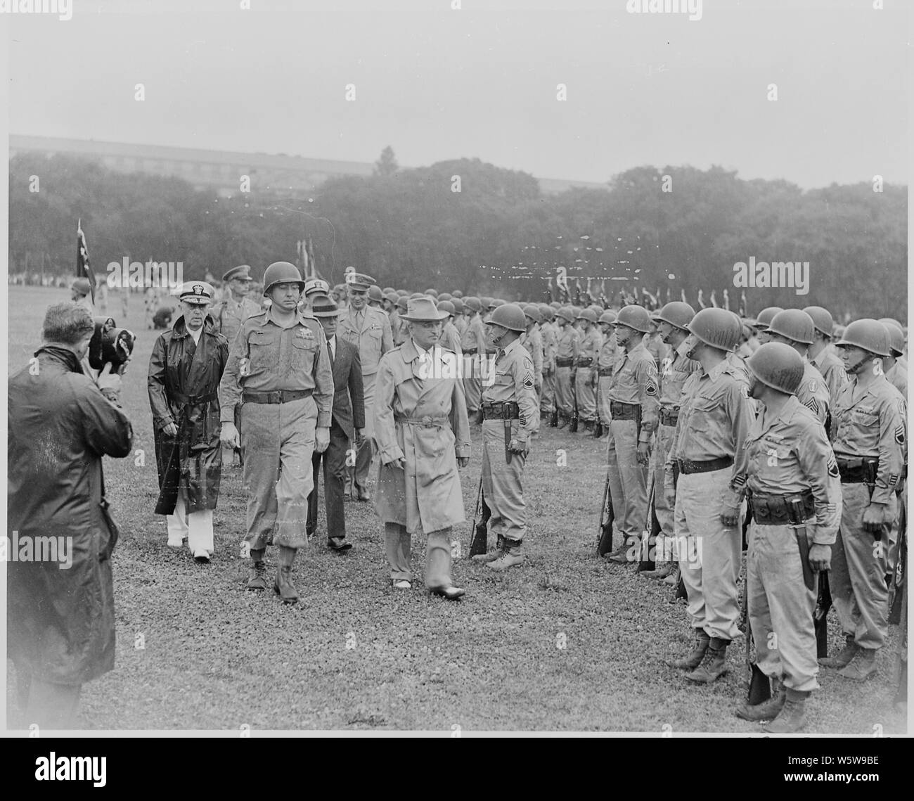 Foto von Präsident Truman vorbei gehen Mitglieder der Nisei 442nd Regimental Combat Team, da sie die Aufmerksamkeit auf die Ellipse. Stockfoto