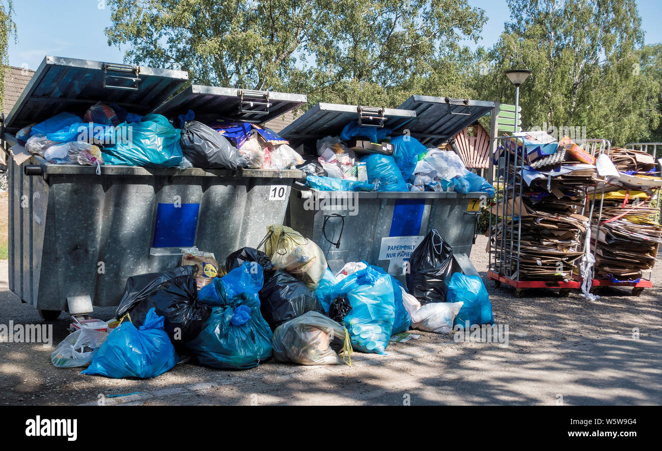 Mülltonnen voller Müll und Datenmüll, weil die Sammlung service Streiks und die Behälter nicht leer Stockfoto