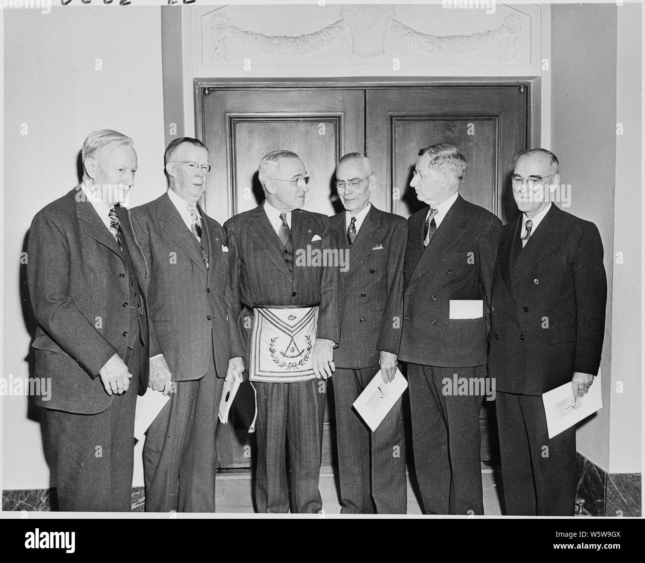 Foto von Präsident Truman Tragen seiner Masonic Regalia (er war ein 33 Grad Scottish Rite Mason), mit anderen Würdenträger an der George Washington Masonic National Memorial in Alexandria, Virginia. Stockfoto