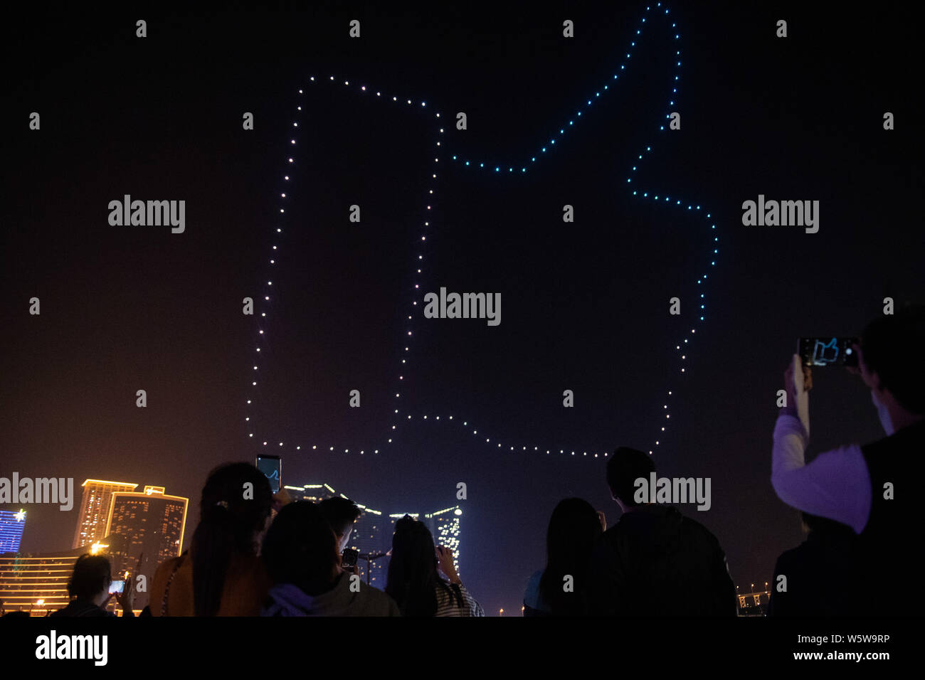 Drohnen oder UAVs (Unmanned Aerial Vehicles) sind ferngesteuerte Muster während der Eröffnungsfeier der 'Macao Licht Festival 2018 ¨ C Zeit zu bilden Stockfoto