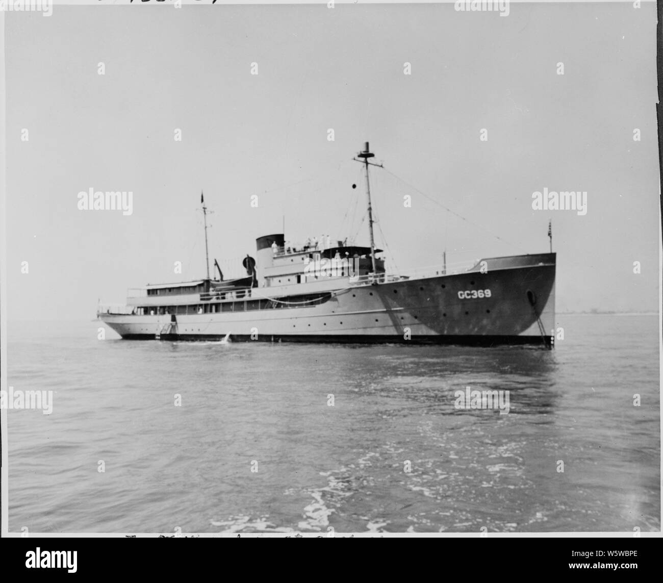 Foto von Präsident Truman die Yacht, die U.S.S. WILLIAMSBURG, vor Anker; Umfang und Inhalt: Original Bildunterschrift: Das Schiff, Präsident Harry S. Truman, der SS Williamsburg, vor Anker. Aus dem Album, Urlaub Kreuzfahrt mit dem Präsidenten, Vol.1 von 4. Stockfoto