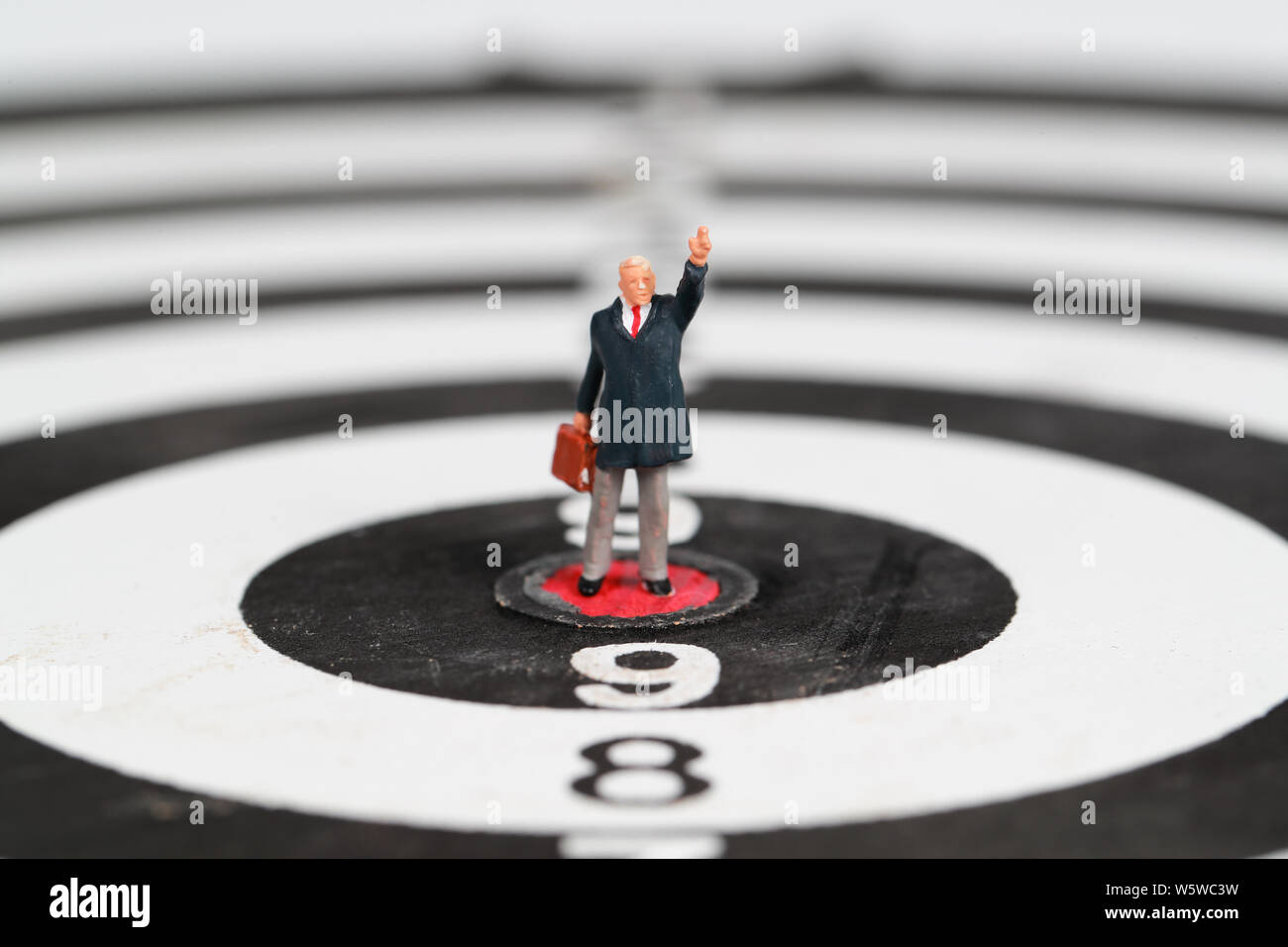 Miniatur Personen: Geschäftsmann auf dartboard Target Center Vorstellung von finanziellen und geschäftlichen Ziel Stockfoto