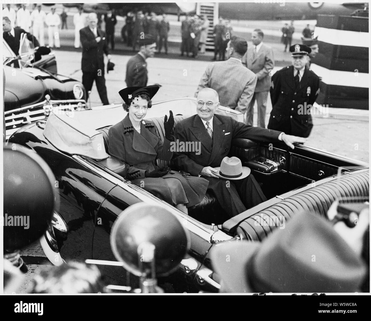 Foto von Prinzessin Elisabeth von Großbritannien und Präsident Truman in einer Limousine in Washington National Airport. Stockfoto