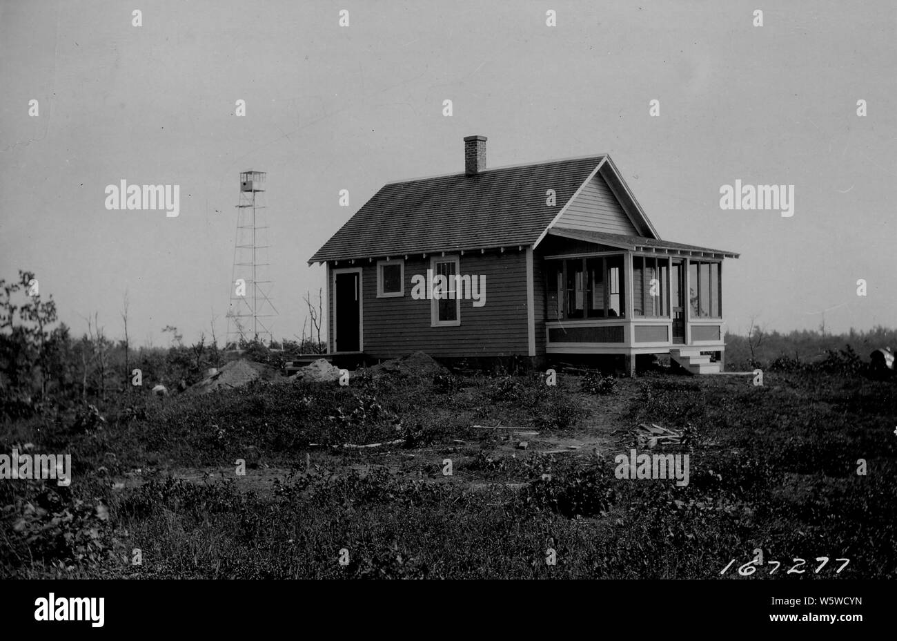 Foto von Rollways Ranger Station und Aussichtsturm; Umfang und Inhalt: Original Bildunterschrift: Rollways Ranger Station und Aussichtsturm. Untere 23.38.39 NF. Stockfoto