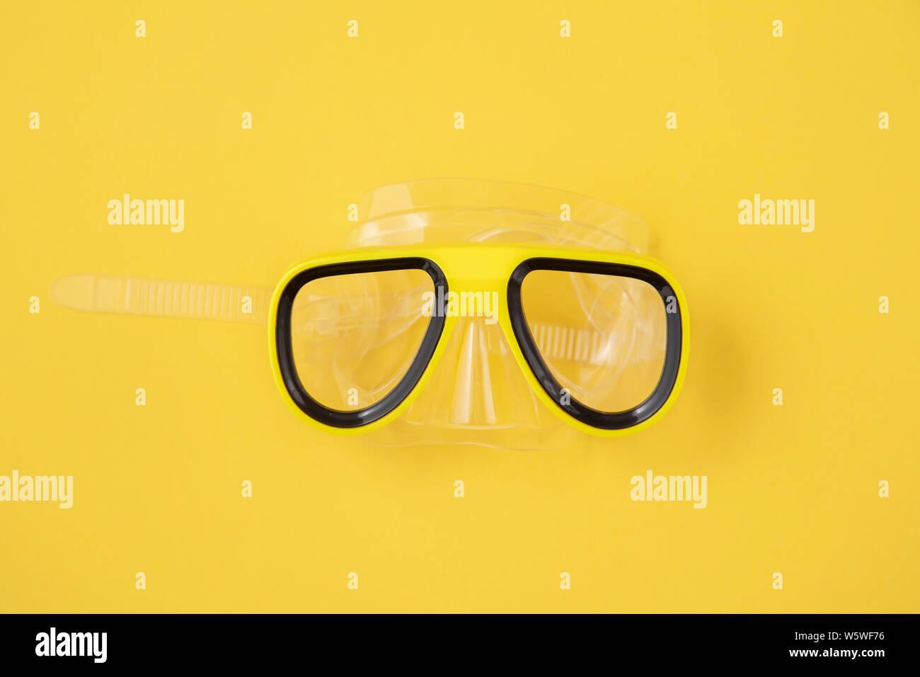 Eine gelbe Schnorchel und Taucherbrille auf gelbem Hintergrund. overhead Flach Stockfoto
