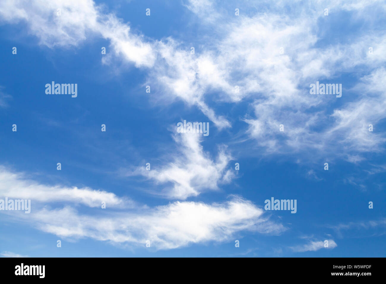 Blauer Himmel mit Wolken tagsüber. Natürliche Hintergrund Foto Textur Stockfoto