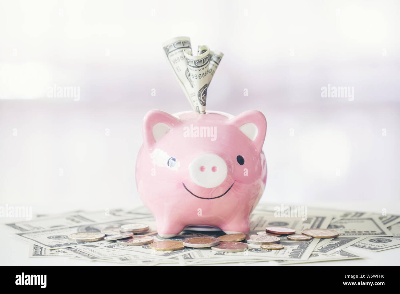 Rosa Sparschwein auf weißer Tisch, Konzept speichern Stockfoto