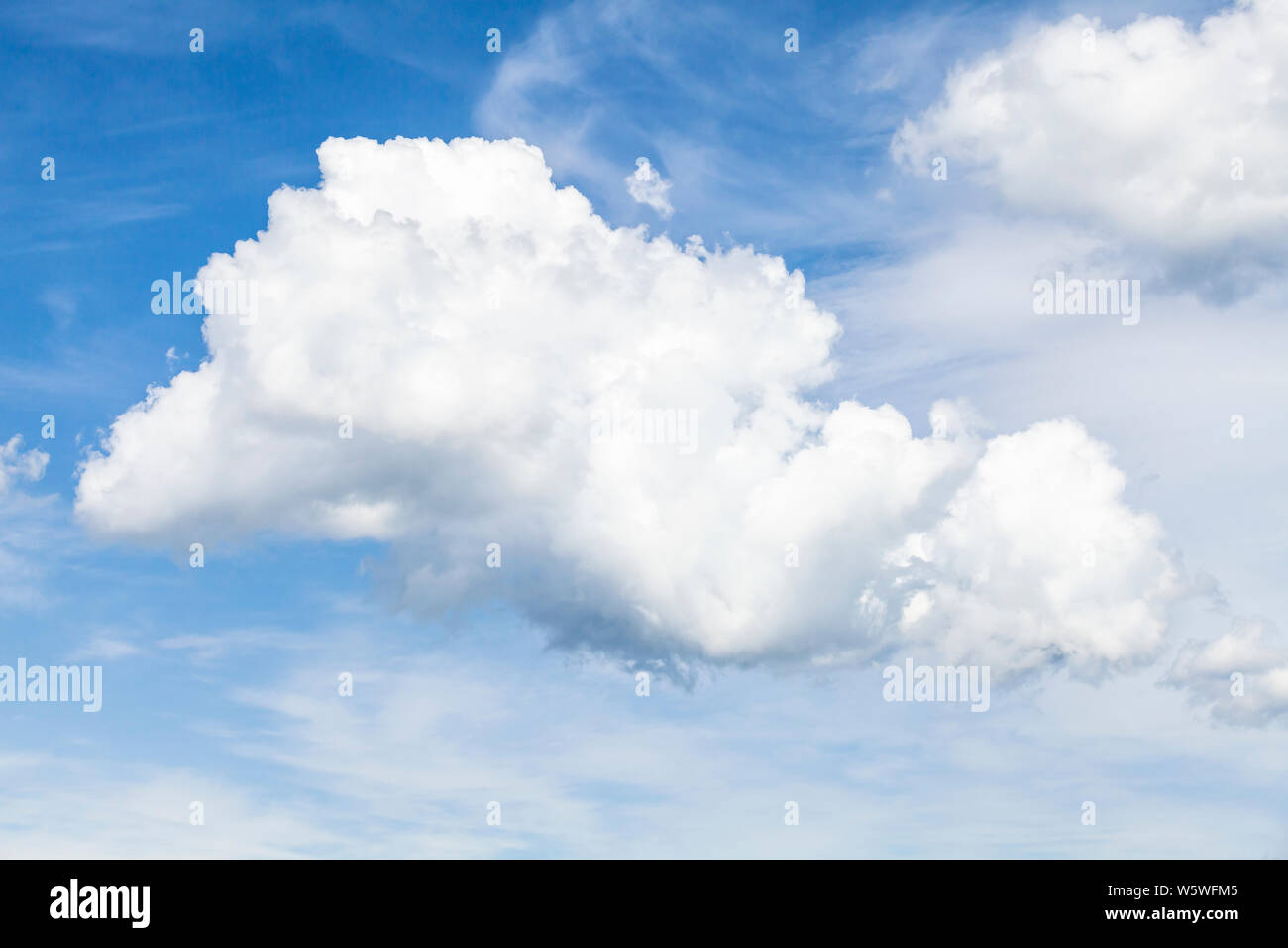 Cumulus Wolken im blauen Himmel bei Tag. Natürliche Hintergrund Foto Stockfoto