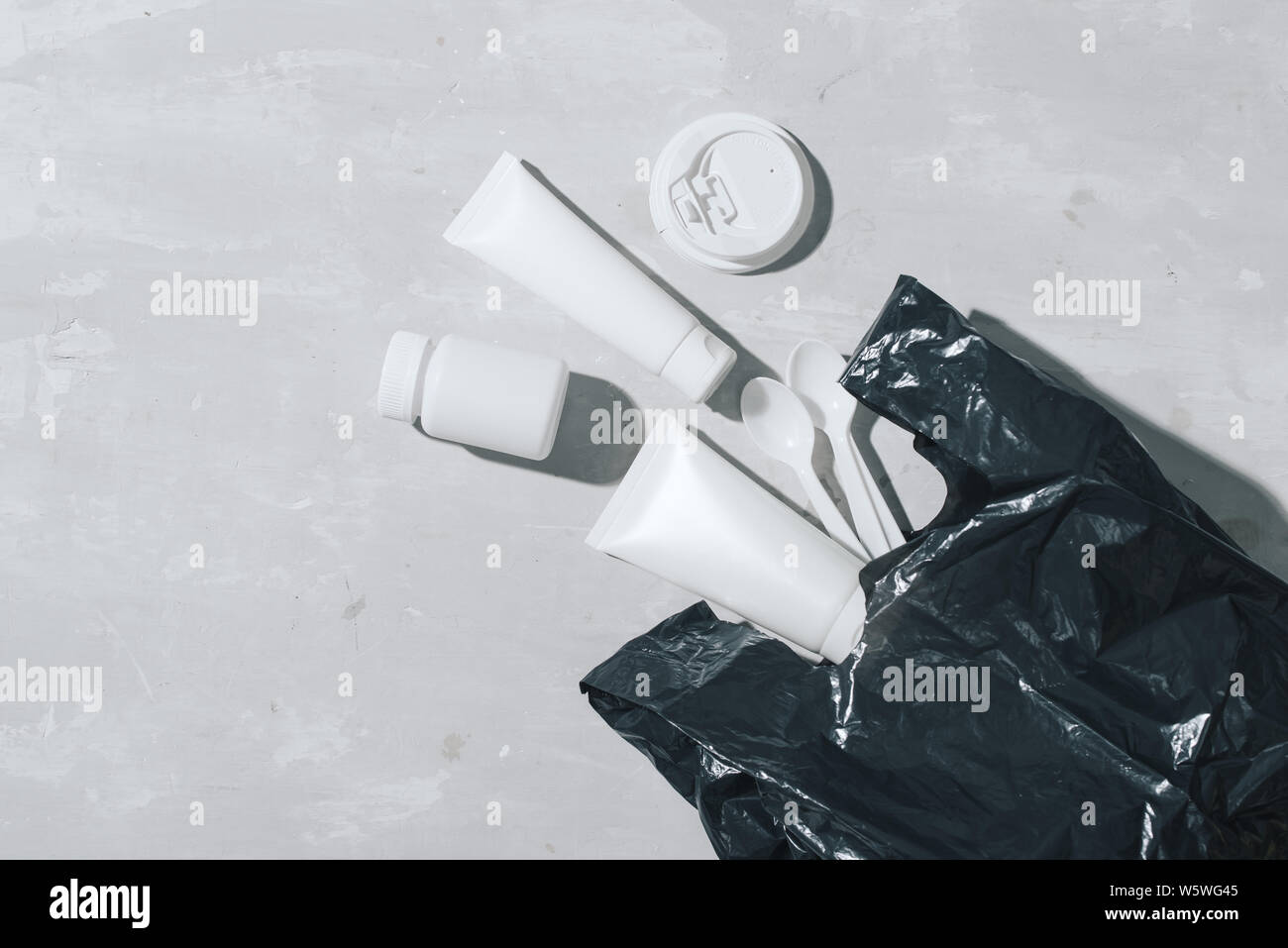 Kein Kunststoff Recycling Konzept Kunststoff weiß Geschirr Teller Tassen auf Stein Löffel. Kopieren Sie Platz. Ansicht von oben Stockfoto