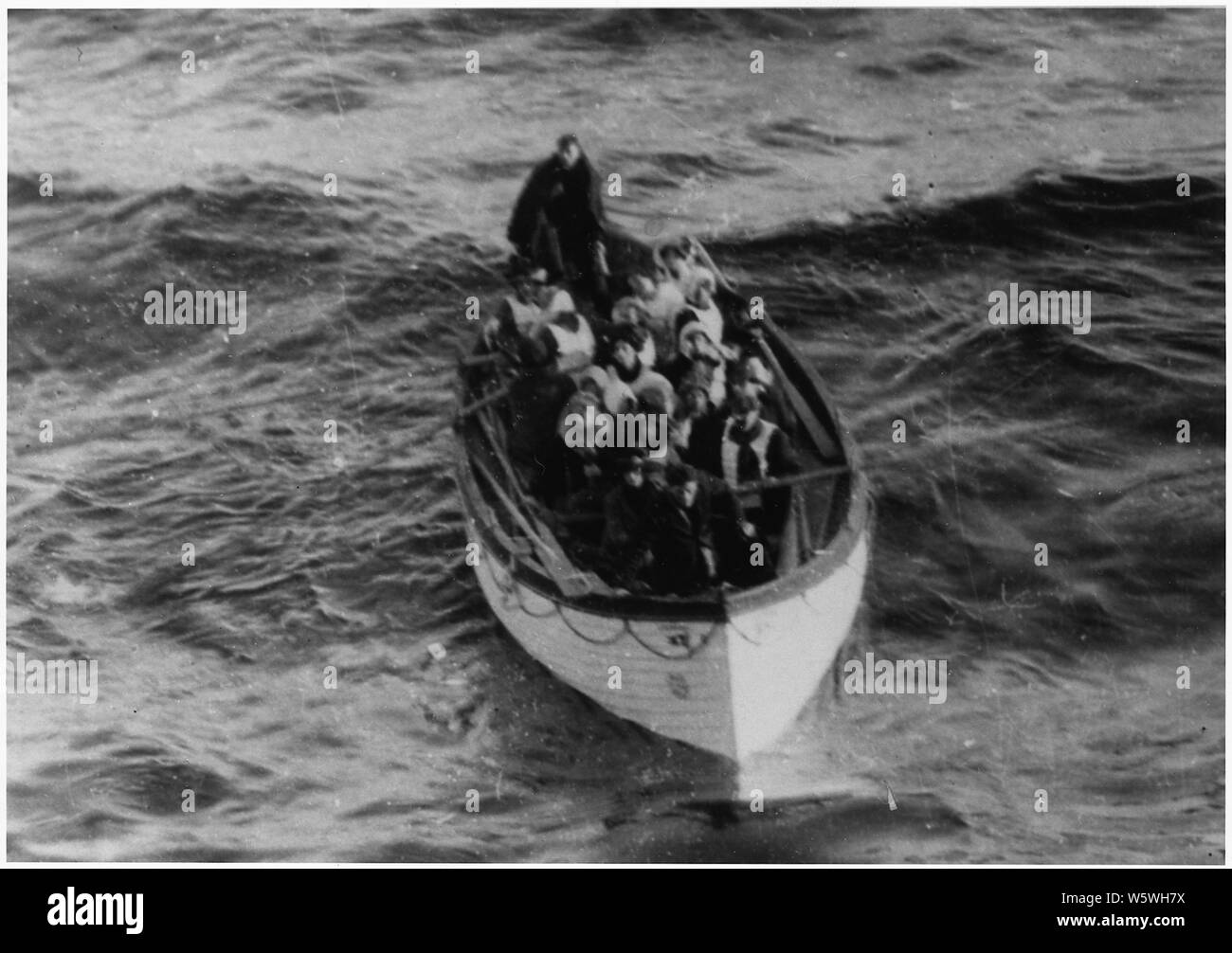 Foto von einem Rettungsboot der Titanic Überlebenden; Umfang und Inhalt: Das ist ein Foto von einem rettungsboot der Titanic Schiffbrüchige. Originale Bildunterschrift: Boot Nr. 6, 16, 11 Frauen, 6 Männer, Miss Bowerman, Frau J.J.Braun, Frau Candee, Frau Cavendish, Frau Cavendish (Maid), Frau Meyer, Miss Norton, Frau Kummerower See, Frau L. S. Smith, Frau Stine & Maid, Ankuppeln F. M. Stockfoto