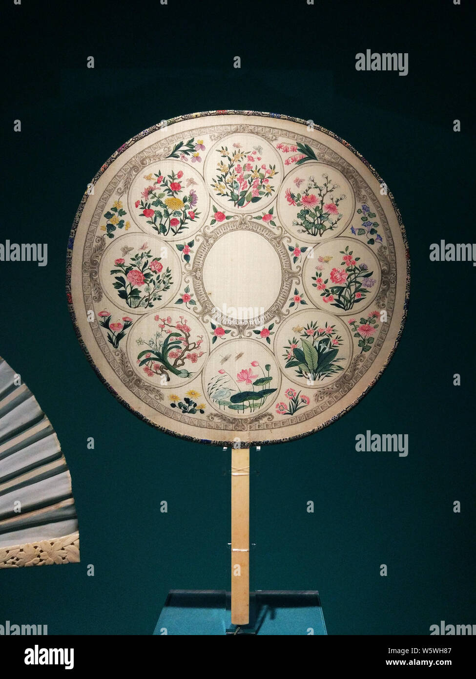 Ein exquisites Lüfter Kombination kantonesische Handwerkskunst und Westlichen ästhetischen Geschmack in Guangdong Museum in Guangzhou City angezeigt wird, South China Guang Stockfoto