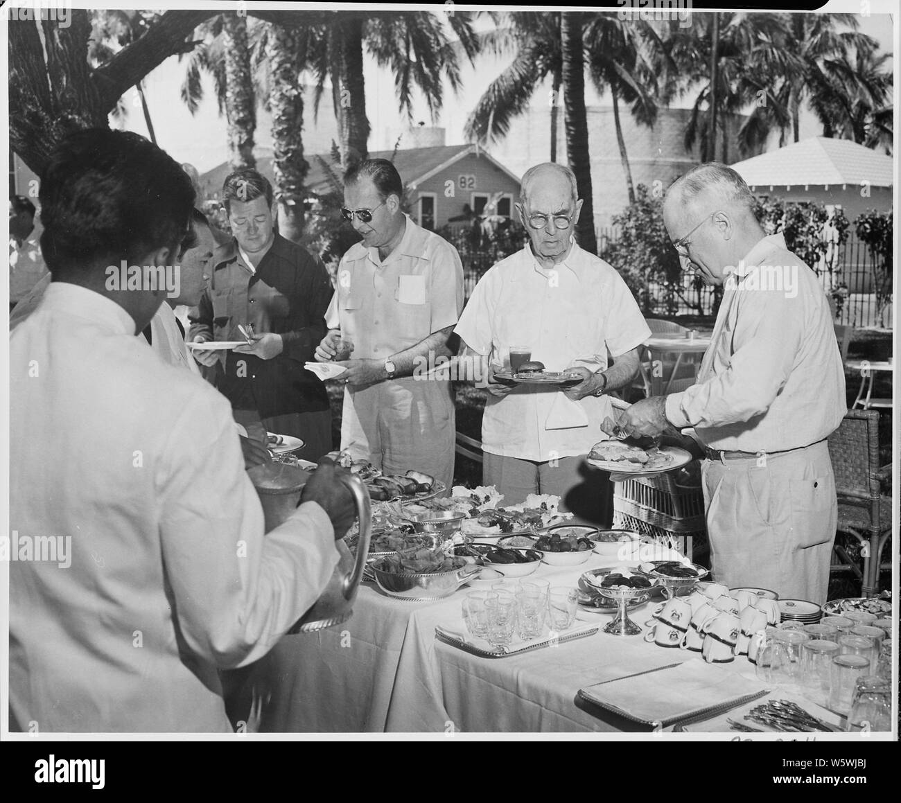 Foto von einem Picknick im Garten des Weißen Hauses, Ferienhäuser viertel Präsident Trumans in Key West, Florida, mit Mitgliedern der Partei des Präsidenten selbst am Tisch serviert: (zu Recht) Hausadjutant Joseph Feeney links; Konteradmiral Robert Dennison, Naval Berater des Präsidenten; Fleet Admiral William Leahy, pensionierter Leiter der Personal an den Präsidenten; und Präsident Truman. Stockfoto