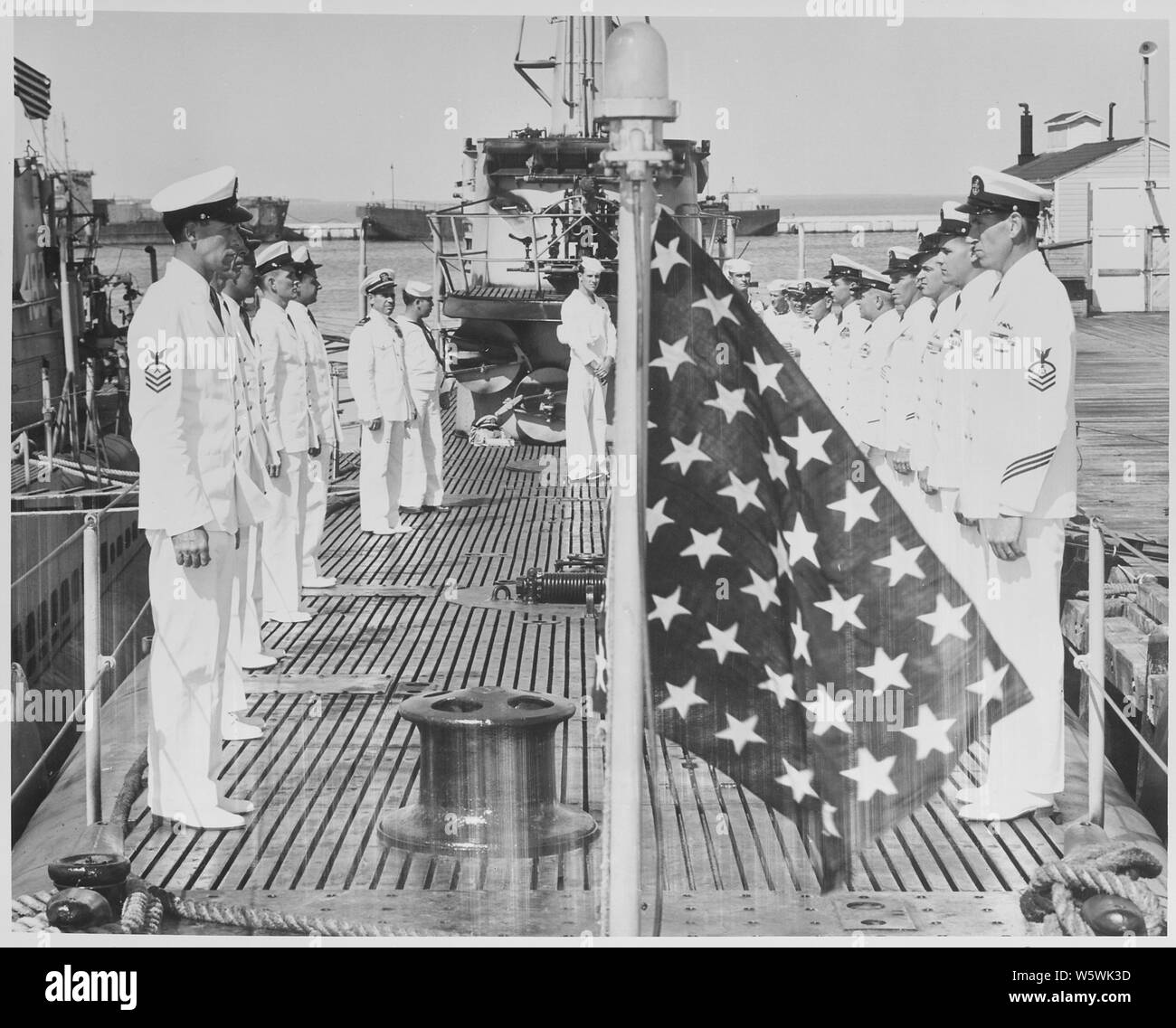 Foto der Mitglieder der Besatzung an Bord der U.S.S. REQUIN, ein U-Boot auf den US-Marinestützpunkt in Key West, Florida, aufgereiht zur Prüfung während eines Besuchs von Präsident Truman. Stockfoto