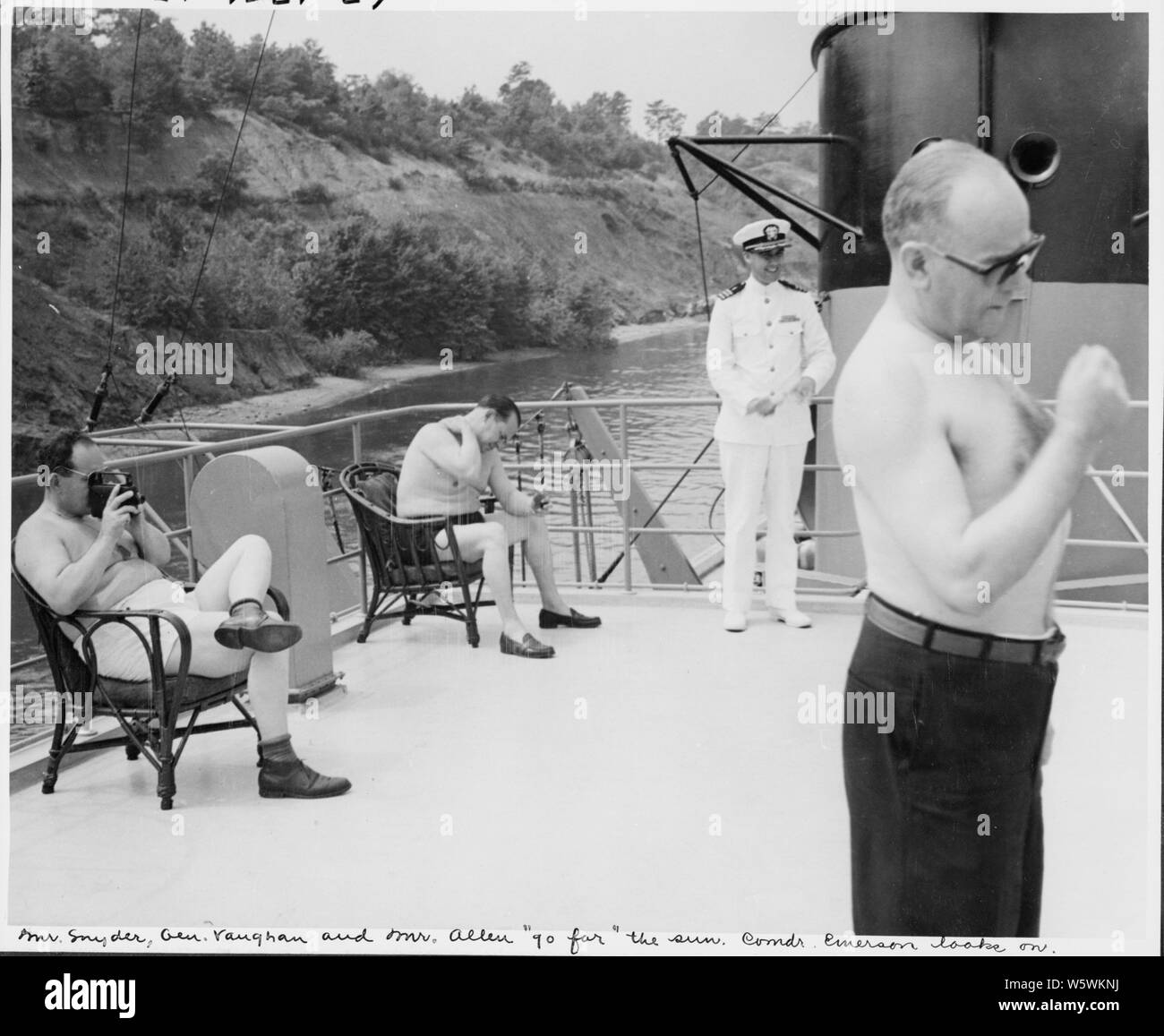 Foto der Mitglieder von Präsident Truman's Party genießen die Sonne auf der Flying Bridge der Yacht des Präsidenten, die U.S.S. WILLIAMSBURG, während der Ferien Kreuzfahrt nach Rhode Island und Bermuda: (zu Recht) Allgemeine Harry Vaughan, militärische Berater des Präsidenten, George Allen, Direktor der Wiederaufbau Finance Corporation; Commander Emerson, der Arzt, der das Schiff; und Finanzminister John Snyder; Umfang und Inhalt: Original Bildunterschrift: Mitglieder der Präsident Truman's Party genießen die Sonne auf der Flying Bridge der Yacht des Präsidenten, die U.S.S. WILLIAMSBURG, während der Ferien Kreuzfahrt Stockfoto