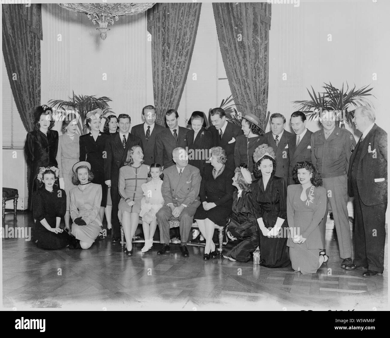 Foto von Filmstars mit Präsident Truman und seine Familie im Weißen Haus Posing: (vordere Reihe, von links nach rechts) Ilene Woods; Diana Lynn; Margaret Truman, Margaret O'Brien; der Präsident; Frau Truman; Constance Moore; Dorothy Kilgallen; Eileen Barton; (hintere Reihe, von links nach rechts) Jo Stafford; Eleanor Lambert; Angela Lansbury; Helen Sioussat; Eddie Bracken; Paul Henreid, Zachary Scott; Alexis Smith; Cesar Romero; Lucy Munroe; William Bendix; Reginald Gardiner; Sgt. Harvey Stein; Charles Coburn. Stockfoto