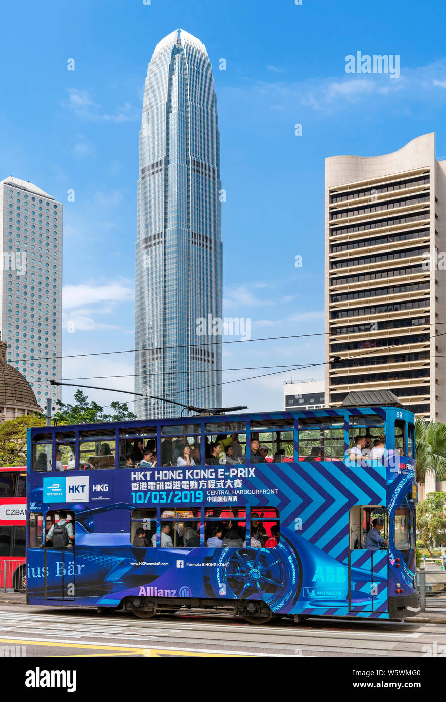 Mit der Straßenbahn vor zwei International Finance Centre, Queensway, Central, Hong Kong, China Stockfoto