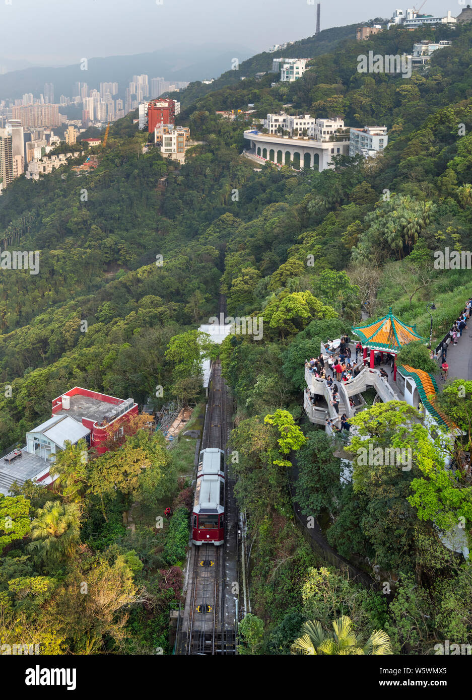 Blick auf die Peak Tram Anfahren der Endhaltestelle der Peak Tower, Victoria Peak, Hong Kong Island, Hong Kong, China Stockfoto