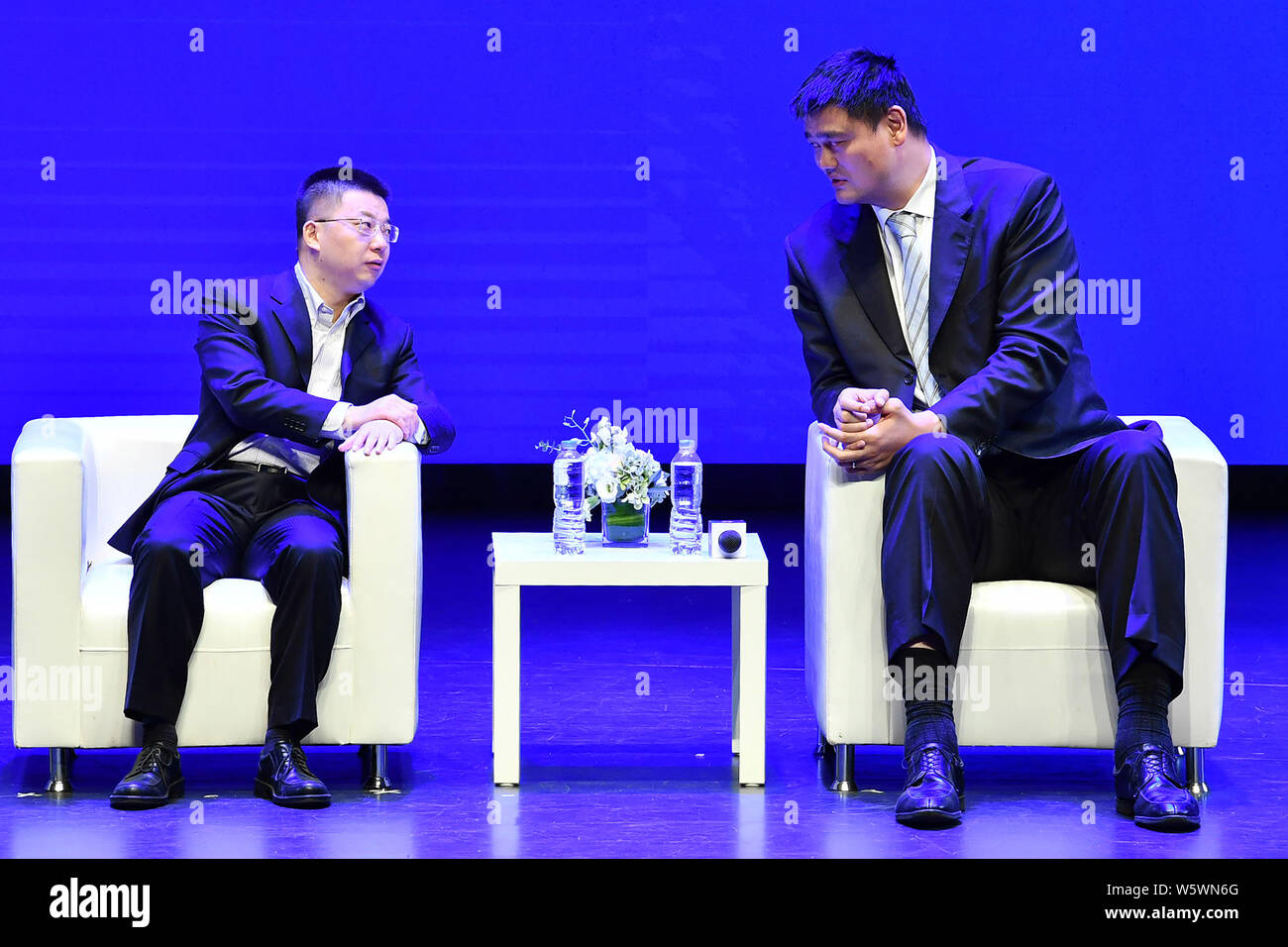 Pensionierte chinesischen Basketballstar Yao Ming, rechts, Vorsitzender der chinesischen Basketball-Liga, besucht die Pac-12 basketball Gipfel in Suzhou Stadt, Stockfoto