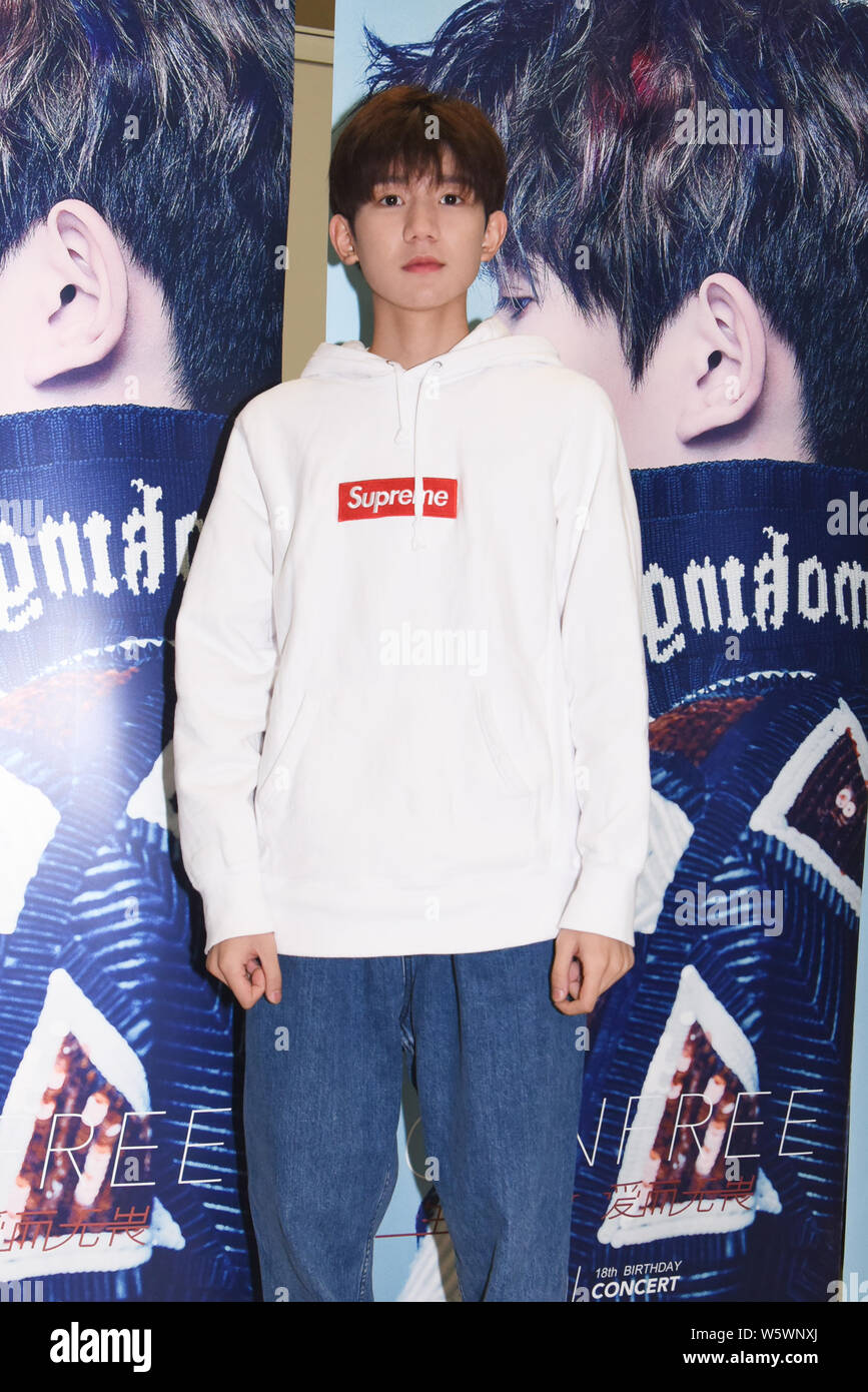 Roy Wang Yuan chinesischer Junge Gruppe TFBoys stellt sich vor seinem 18. Geburtstag 'Bornfree' Konzert in Chongqing, China, 17. November 2018. Am 17.November, Wang Y Stockfoto