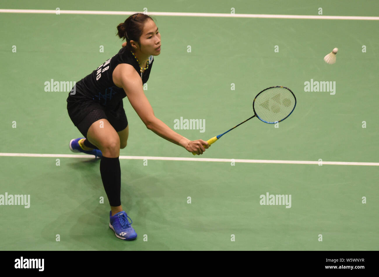Ratchanok Intanon von Thailand gibt einen Schuß zu Akane Yamaguchi in Japan in Ihrem Viertelfinale der Frauen singles während der YONEX-SUNRISE Hong Stockfoto