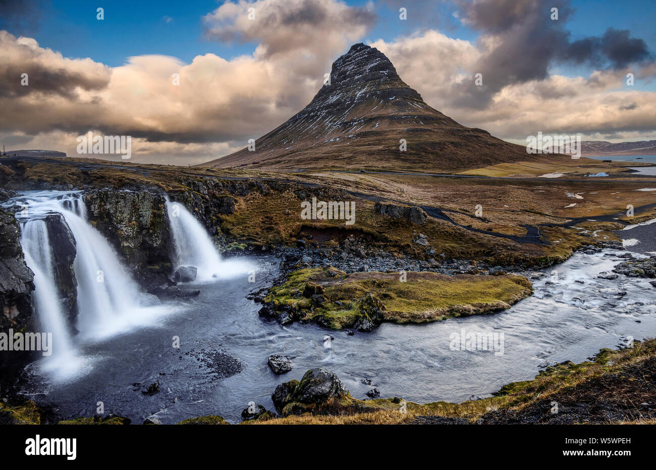 Schöne Kirkjufell Kirkjufellsfoss Wasserfälle und malerische Aussicht, Island Stockfoto