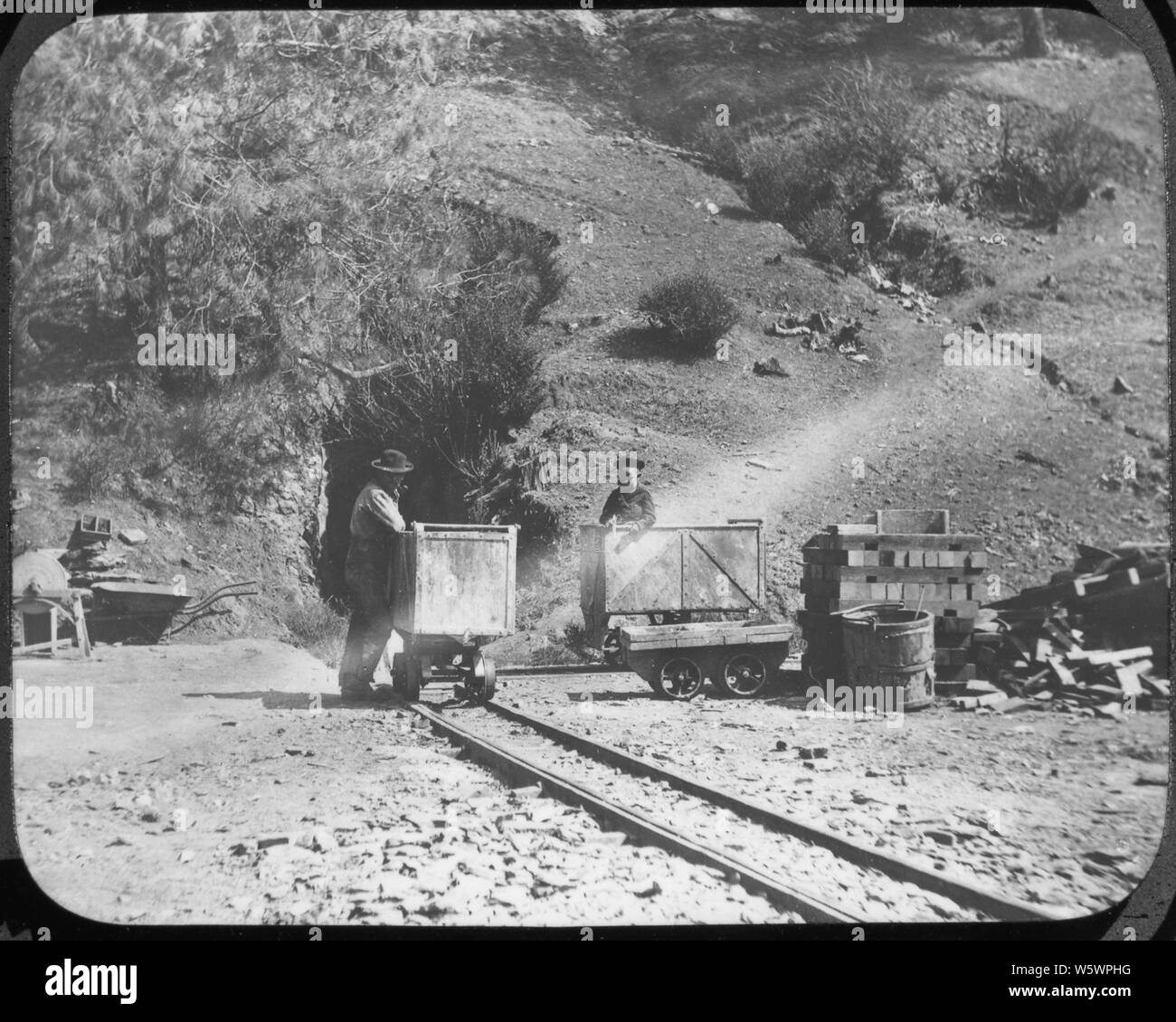 Foto von der Einfahrt in die Goldene Regel Mine in Tuolumne County, Kalifornien. Stockfoto