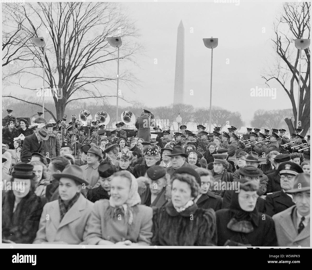 Foto von der Volksmenge zusammen auf dem Südrasen des Weißen Hauses für die Feierliche Beleuchtung des National Community Christmas Tree, mit dem Washington Monument im Hintergrund. Stockfoto