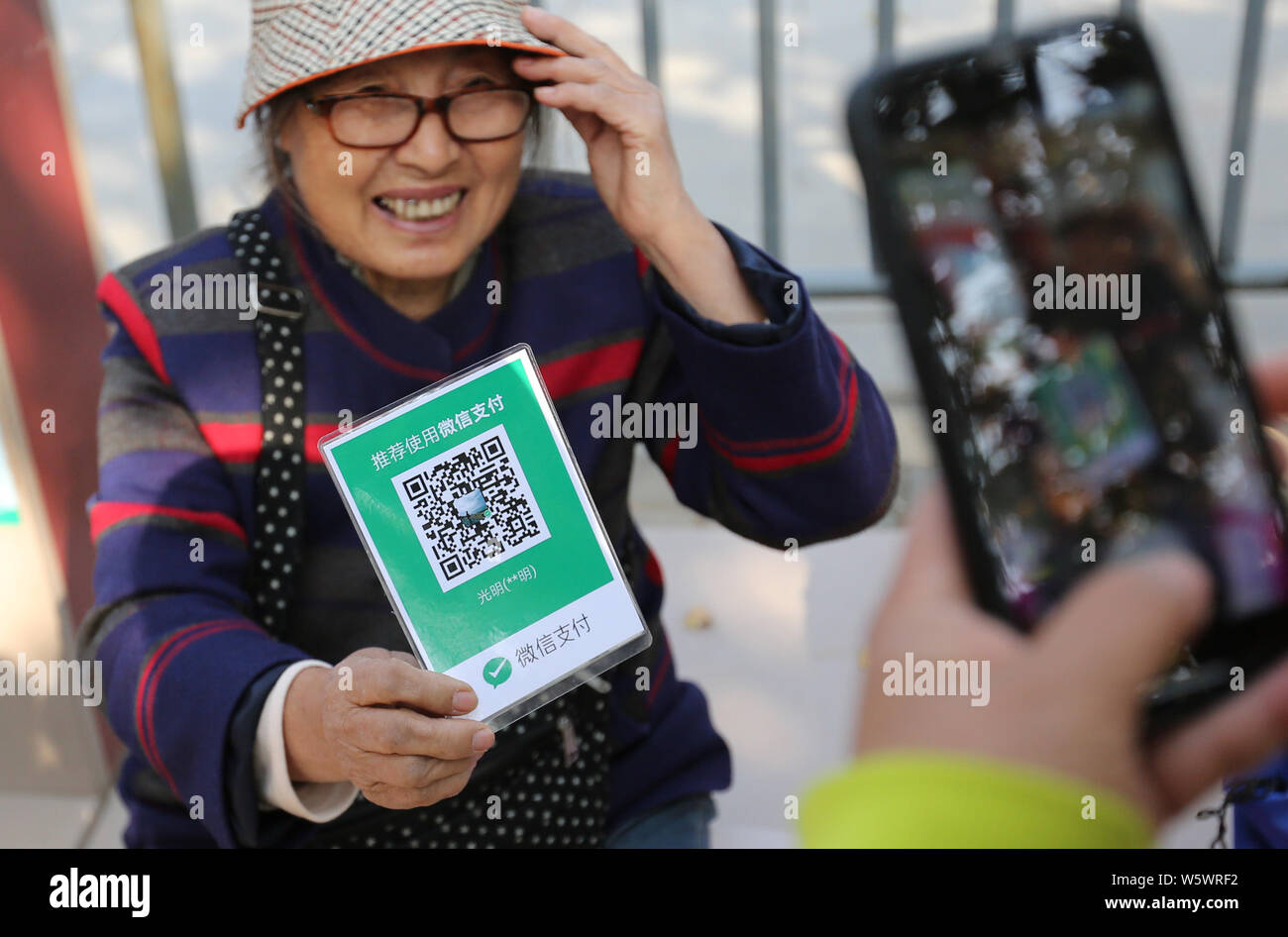 ---- Ein anwohner verwendet Ihr Smartphone den QR-Code durch die mobile App von Tencent WeChat Zahlung Funktion gescannte Ihr günstig online zu bezahlen Stockfoto