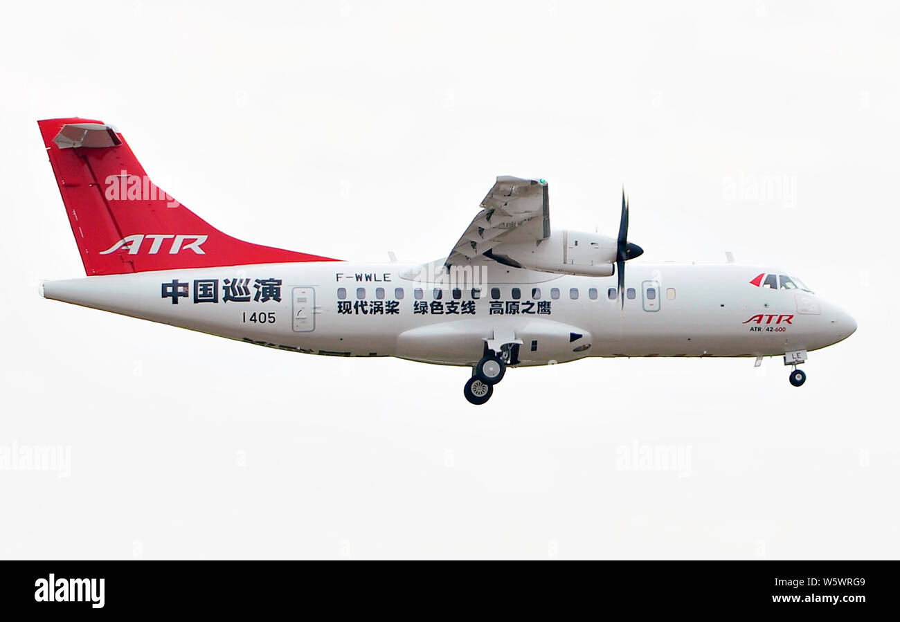 Eine ATR 42-600 der Turboprop Hersteller ATR nimmt Teil an einem Flug Probe in Vorbereitung für die 12. Internationale Luft- und Raumfahrt Ex Stockfoto