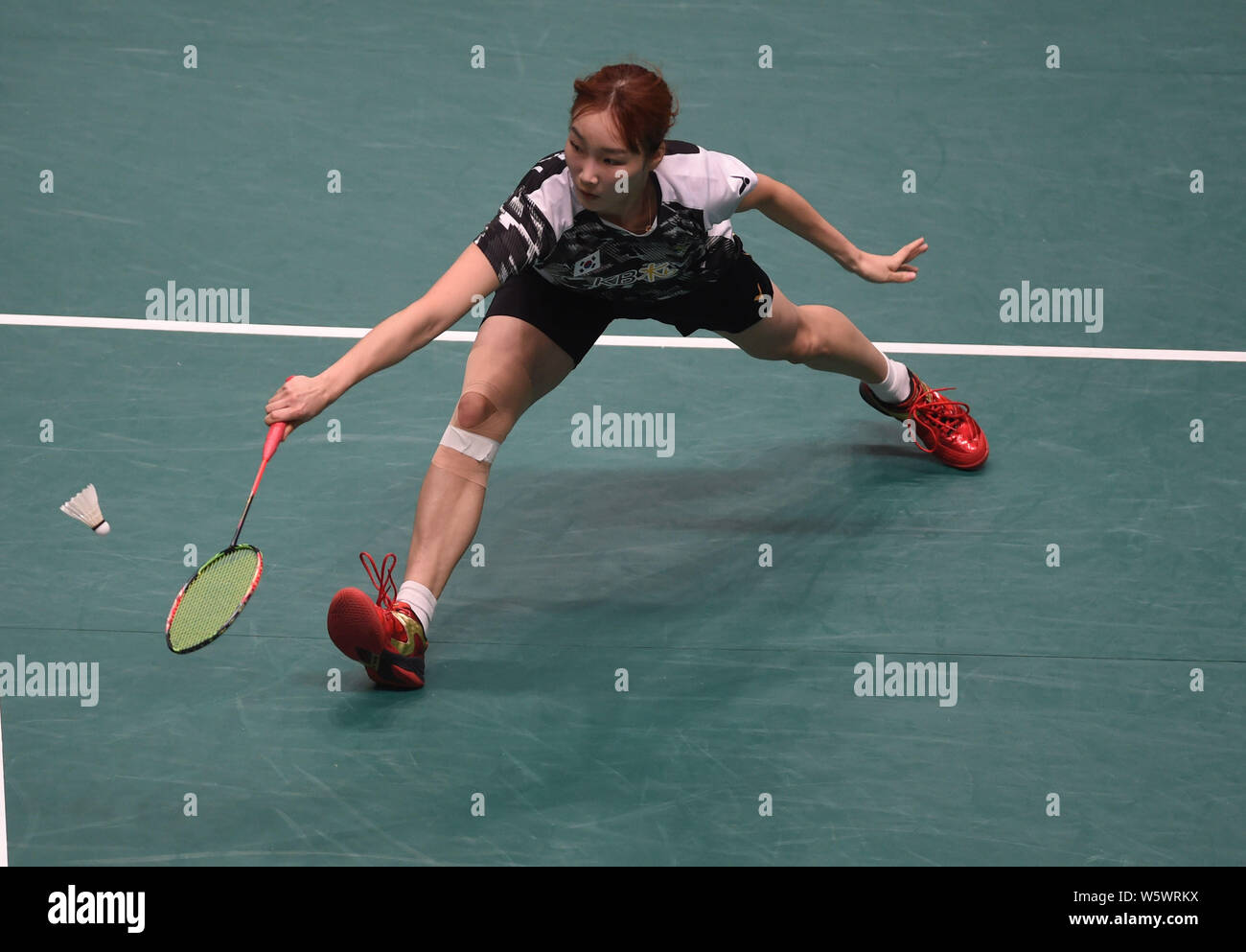 Jeon Jui von Südkorea gibt einen Schuß zu Cheung Ngan Yi Hong Kong in der ersten Runde von den Damen bei der HSBC BWF World Tour Mac Stockfoto