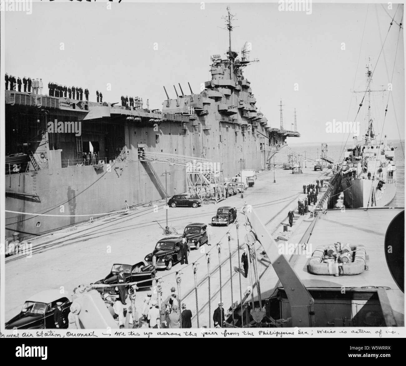 Foto während der Ferien Kreuzfahrt von Präsident Harry S. Truman nach Bermuda. Dieses Foto zeigt die Naval Air Station in Quonset, Rhode Island, in Richtung der US S. philippinischen Meer. Die escort Schiff für die Williamsburg, die US S. Weiss ist auf der rechten Seite. Dieses Foto wurde von der Williamsburg genommen. Stockfoto