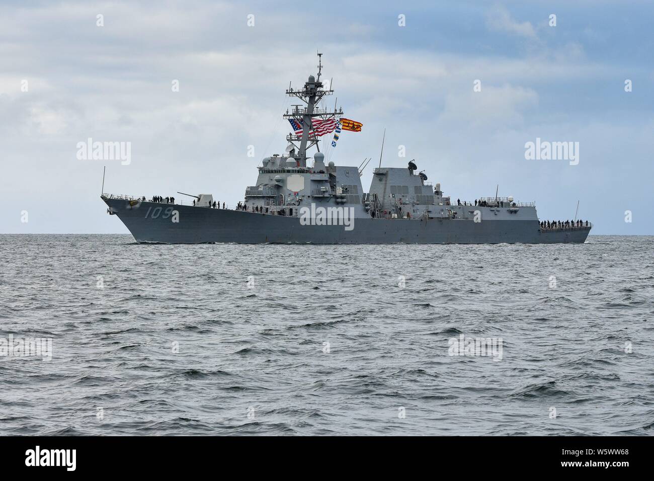 Kiel, Deutschland. 19. Juni 2015. Die modernen multipurpose Arleigh Burke Klasse Zerstörer sind immer Teil der amerikanischen Flugzeugträger Kampfgruppen. Einige Einheiten sind in der Lage, ballistische Flugkörper (BMD), was bedeutet, dass sie abfangen können nähern Interkontinentalraketen bereits außerhalb der Erdatmosphäre. Der Zerstörer Jason Dunham besucht Kiel in Kiel anlässlich der Kieler Woche. | Verwendung der weltweiten Kredit: dpa/Alamy leben Nachrichten Stockfoto