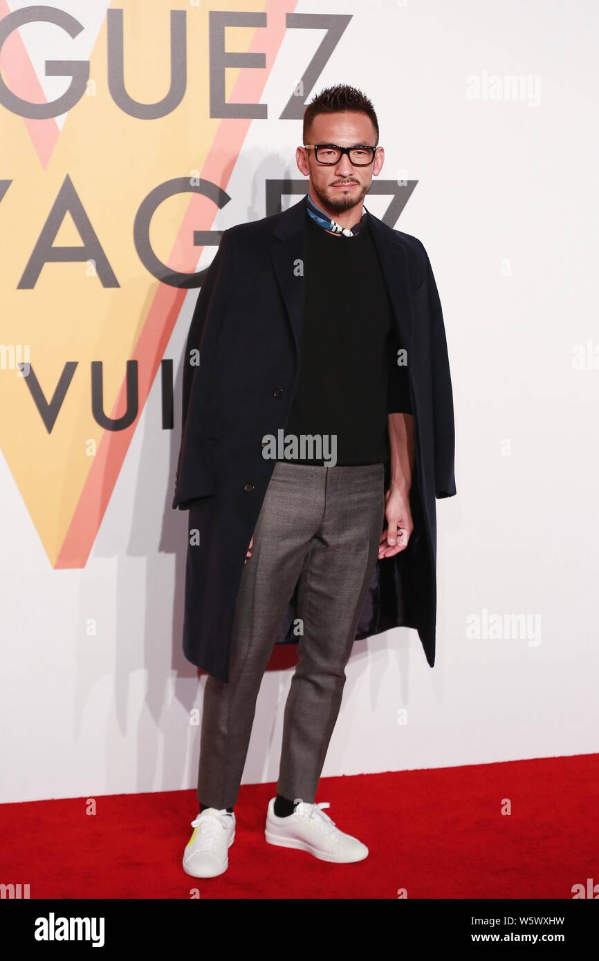 Pensionierte Japanischen Fußball-Star Hidetoshi Nakata kommt an der Louis Vuitton', Volez Voguez, Voyagez' Ausstellung in Shanghai, China, 15. November 2018. Stockfoto