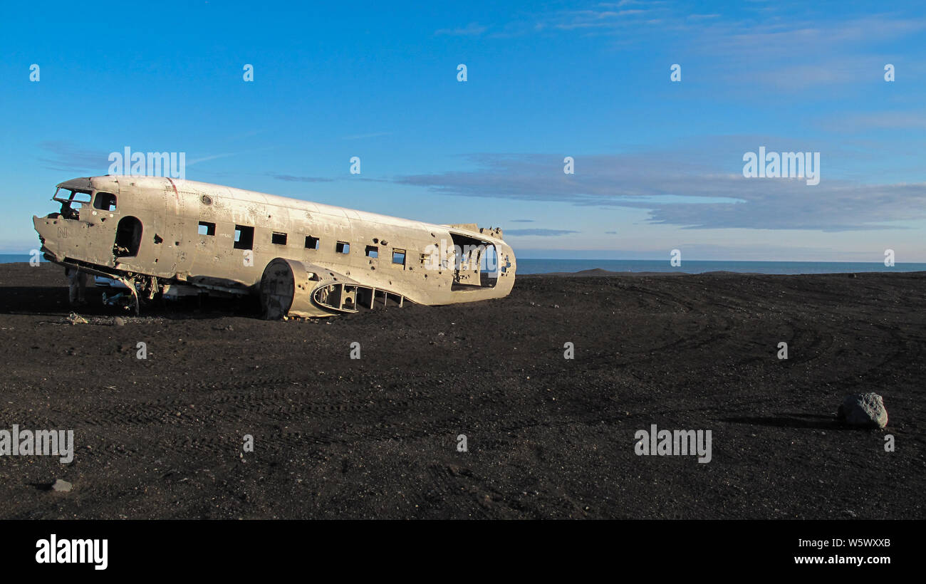 Wracks der abgestürzten Flugzeug 1973 Douglas R4D Dakota DC-3 C 117 der US-Navy in Island bei Solheimasandur Strand. Stockfoto