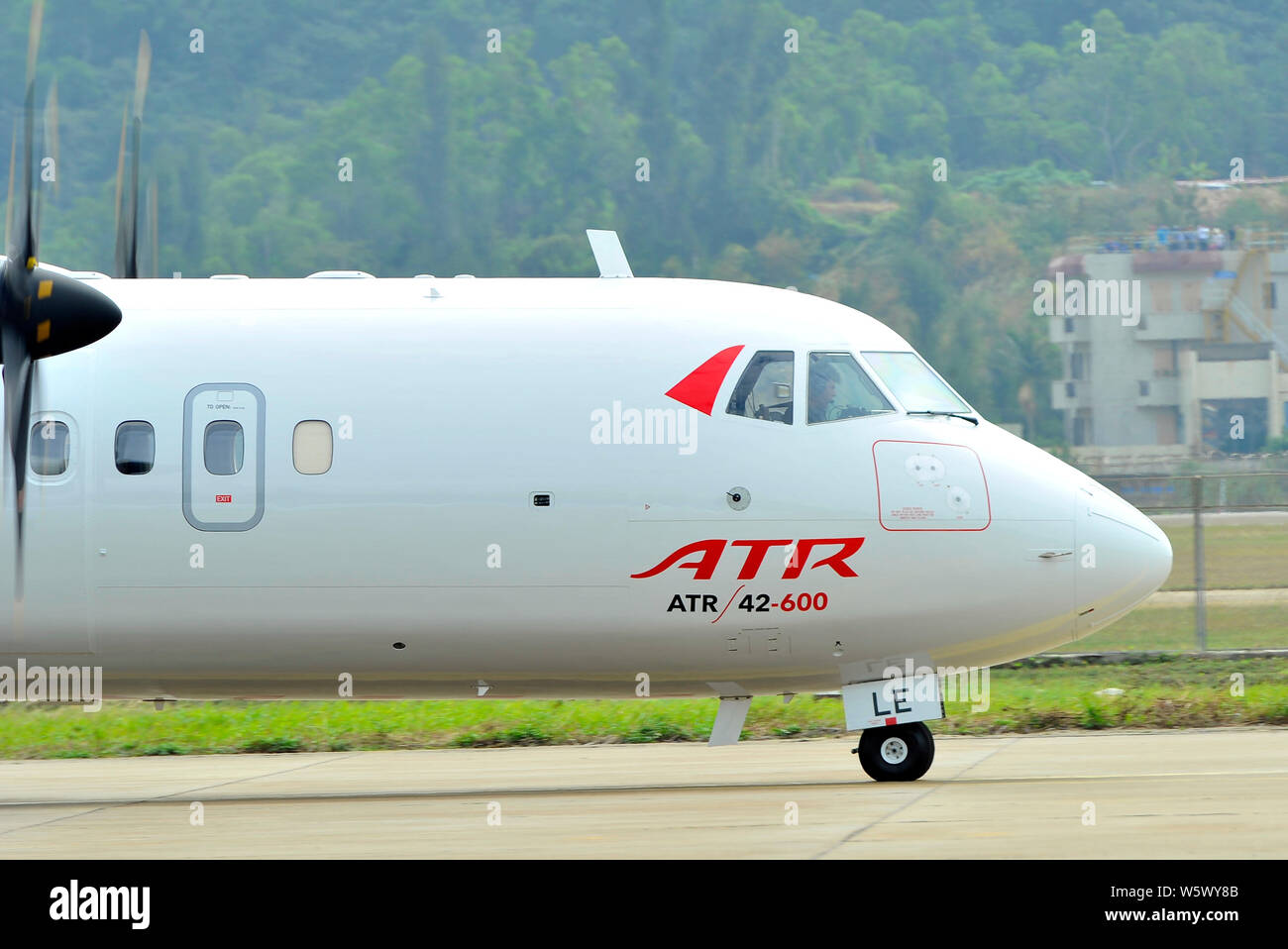 Eine ATR 42-600 der Turboprop Hersteller ATR nimmt Teil an einem Flug Probe in Vorbereitung für die 12. Internationale Luft- und Raumfahrt Ex Stockfoto