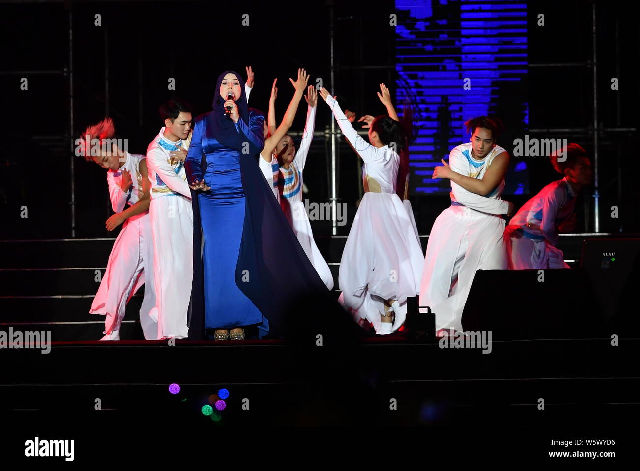 Malaysische Singer-Songwriter Shila Amzah führt während der 2018 asiatische Musik Festival (2018 AMF) in Shenzhen City, South China Guangdong Provinz, 2 Stockfoto Malaysische Singer-Songwriter Shila Amzah führt während der 2018 asiatische Musik Festival (2018 AMF) in Shenzhen City, South China Guangdong Provinz, 2 Stockfoto