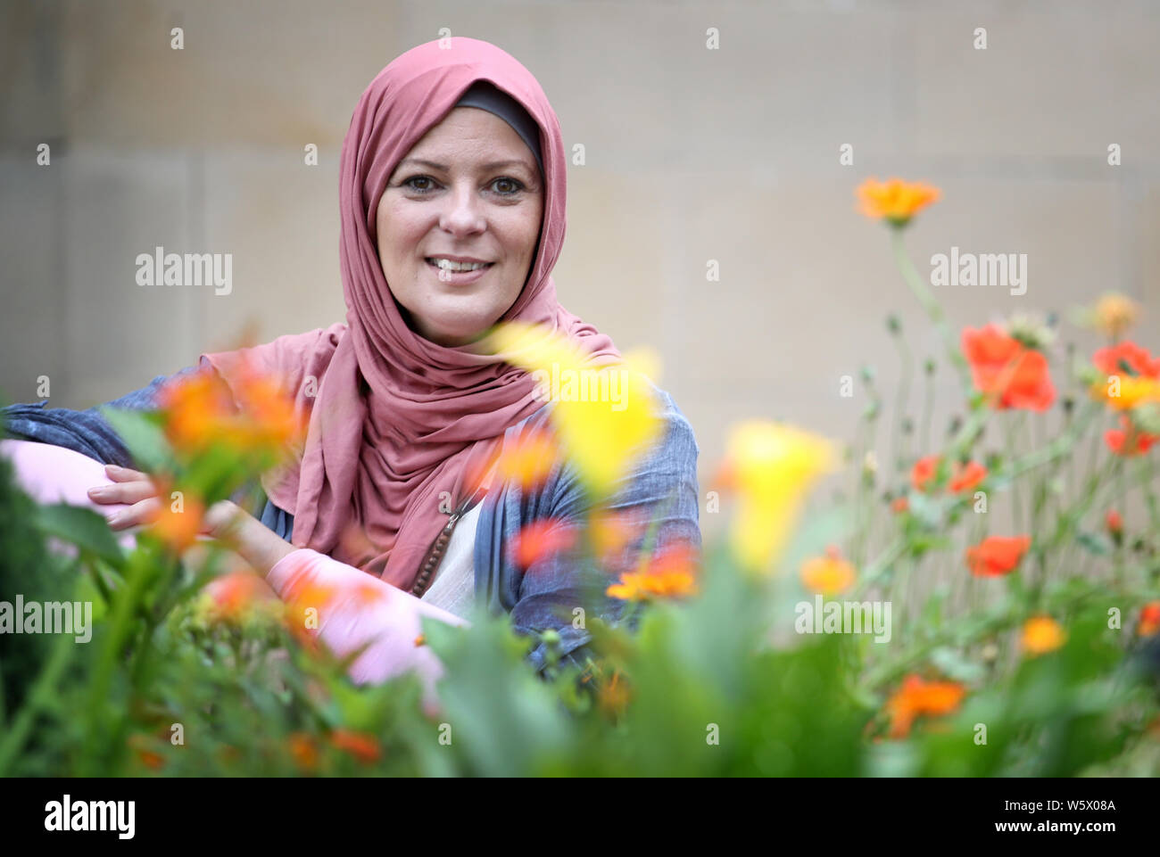 Journalistin und Menschenrechtsaktivistin Lauren Booth ausserhalb von Edinburgh Central Mosque vor ihr Edinburgh Fringe-Show 'aus Versehen' Muslime, die vergoldete Ballon während des Edinburgh Festivals durchgeführt wird. Stockfoto