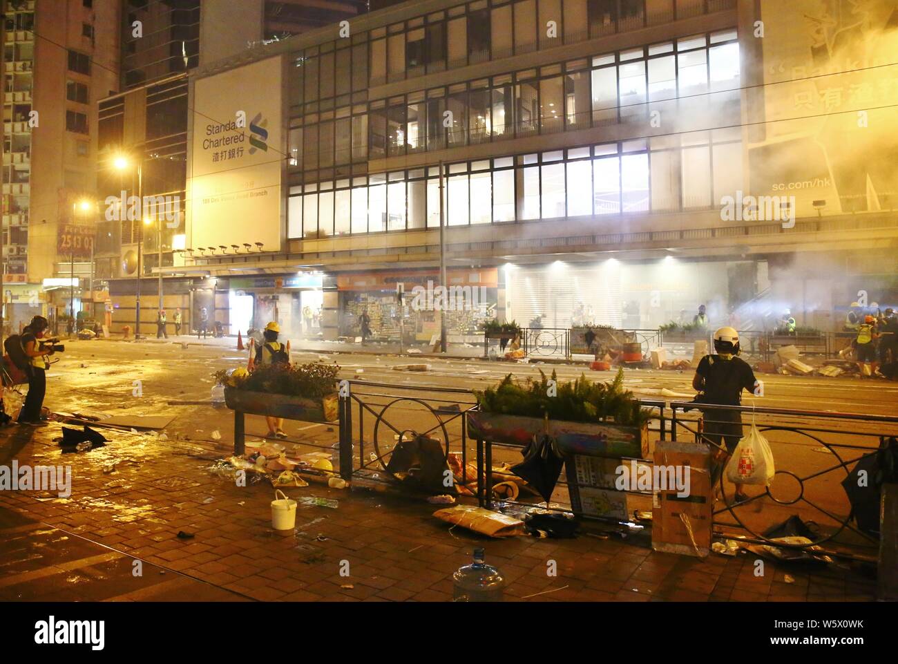 Hongkong, China - Juli 28., 2019. Gewalttätige Auseinandersetzungen Break out zwischen Demonstranten und der Polizei in Sheung Wan. Die Polizei Hunderte granades bereitstellen. Stockfoto