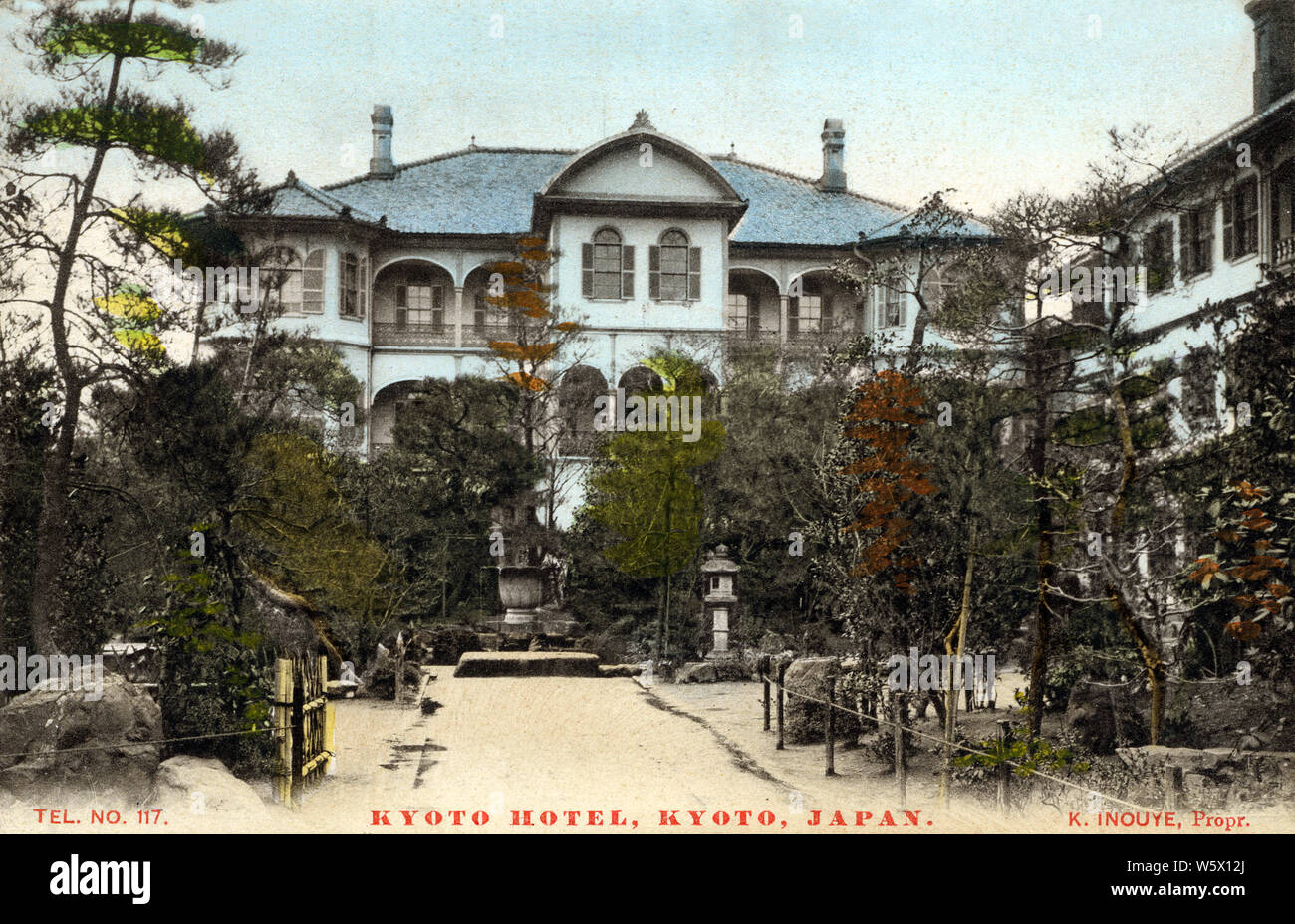 [1900s Japan - Kyoto Hotel] - Das Kyoto Hotel in Kyoto City. Das Hotel war wie die tokiwa Hotel durch Matakichi Maeda am 14. April 1890 (Meiji 23). Der Name wurde im Kyoto Hotel 1895 (Meiji 28) geändert. Das Gebäude auf dieser Postkarte wurde von Jimbee Kawashima entwickelt (1853-1910). Das Hotel war von Kitaro Inoue von 1895 bis 1927 besaß. Ein modernes Gebäude ersetzt den traditionellen Gebäude in 1994 (Heisei 6). 20. jahrhundert alte Ansichtskarte. Stockfoto