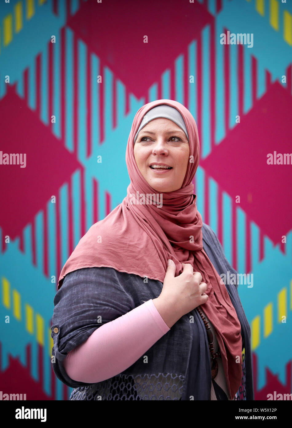 Journalistin und Menschenrechtsaktivistin Lauren stand vor ihr Edinburgh Fringe-Show 'aus Versehen' Muslime, die vergoldete Ballon während des Edinburgh Festivals durchgeführt wird. Stockfoto