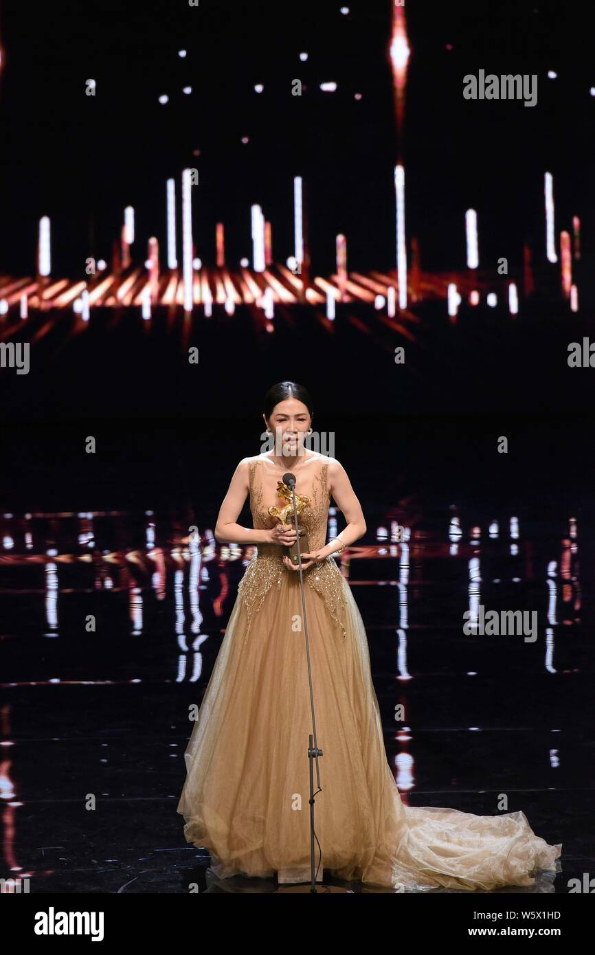 Taiwanesische Bühnenschauspielerin Hsieh Ying-Xuan spricht nach Verleihung der Trophäe für die beste Hauptdarstellerin für ihre Rolle in dem Film "Ex" an Stockfoto