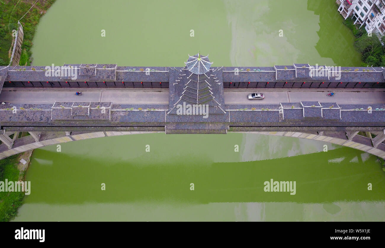 Luftaufnahme der Sanjiang Fengyu Qiao, eine besondere Art der Brücke, die kulturellen Besonderheiten Chinas Dong Menschen enthält, über Xunji Stockfoto