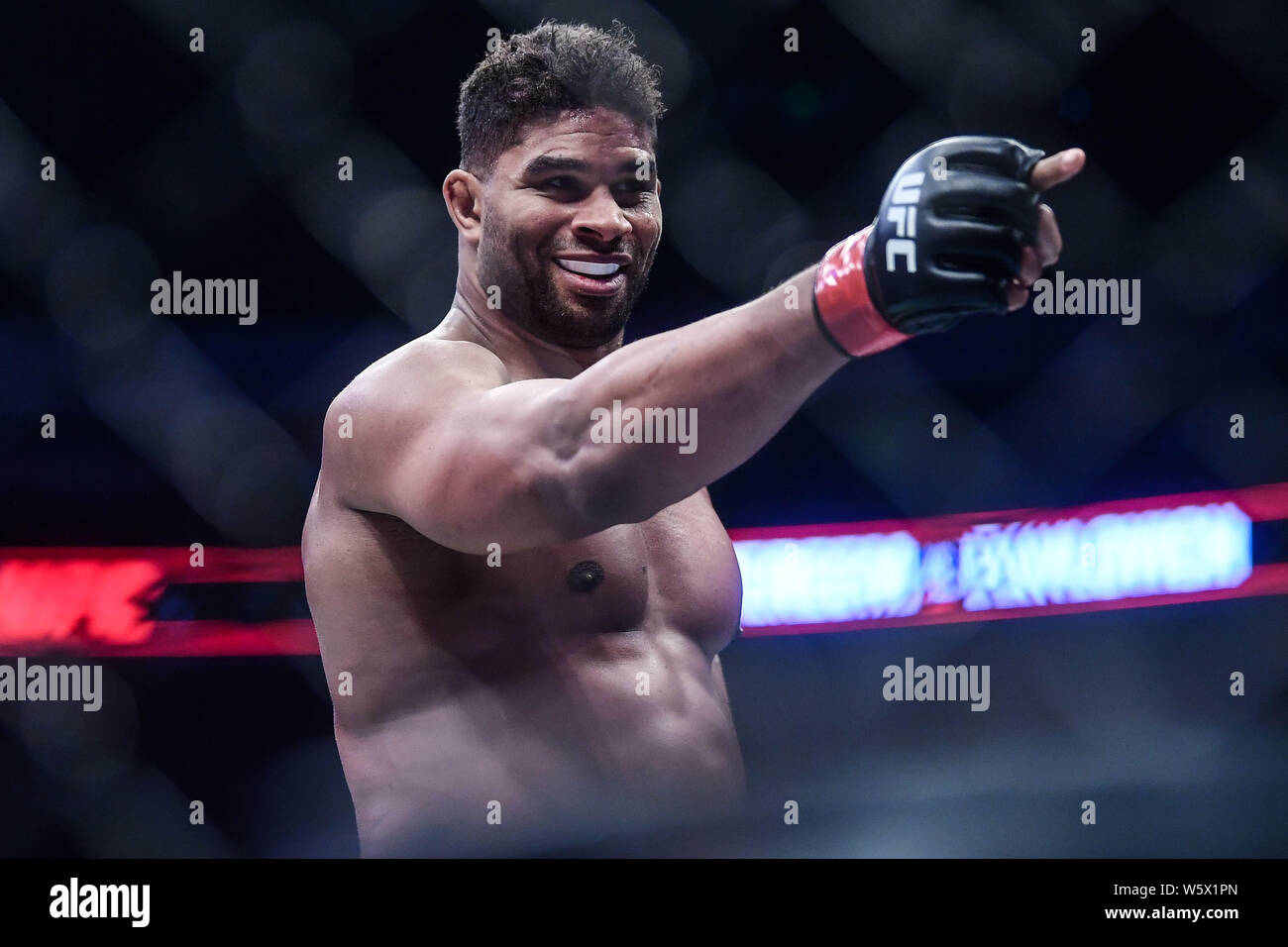 Alistair Overeem von Holland (rote Handschuhe) reagiert nach dem Sieg über Sergei Pawlowitsch von Russland (blaue Handschuhe) während der UFC-Nacht in Cadillac Arena Kampf Stockfoto