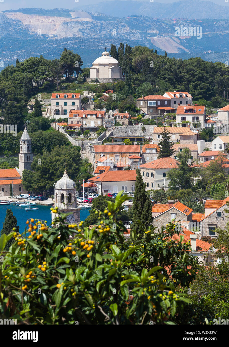03. Mai 2019, Cavtat, Kroatien. Cityscap mit Türmen von zwei Kirchen und Mausoleum Stockfoto